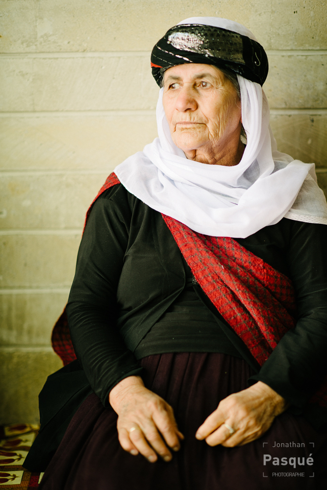 Azmaa vie dans le temple de Lalesh et s'occupe de baptiser les jeunes enfants yézidis.