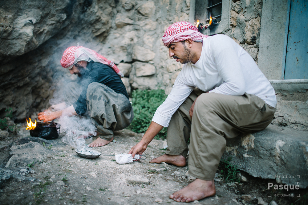 Chaque soir avant le couché du soleil à Lalesh, des yézidis allument un feu avec de l'huile et des mèches devant chaque maison.