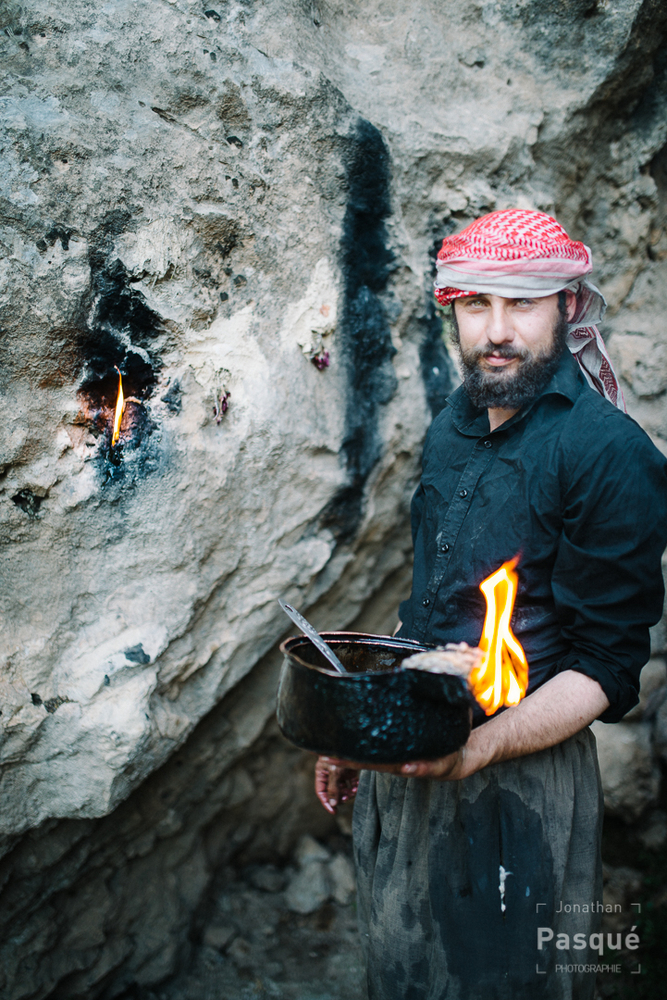 Un Yézidi pose des mèches imbibées d'huile dans Lalesh pour vénérer le Soleil.