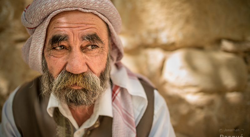 Portrait d'un homme yézidi qui porte le khefieh rouge et blanc traditionnel.