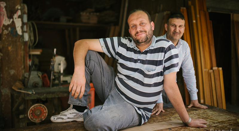 Deux menuisiers s'accorde une petite pause pour prendre la pose...