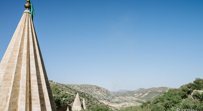 Le temple de Lalesh vu depuis une colline environnante.